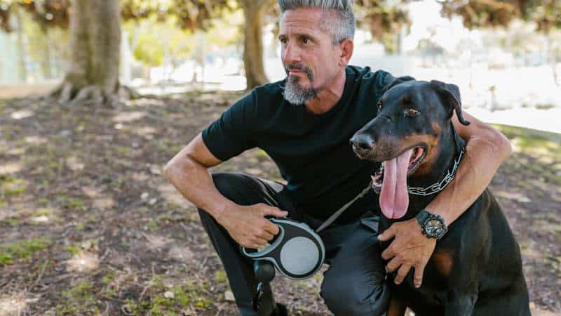 Μικρό Doberman και Άντρας